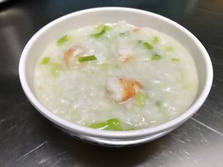 10、美味虾粥,也可以另外加些切碎的蔬菜叶转小火继续搅拌均匀,我放了一点点生菜叶碎