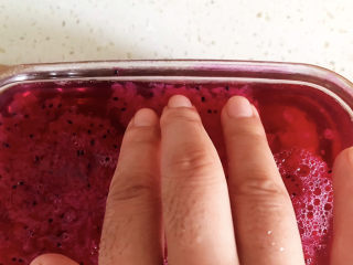 10、火龙果果冻,放凉后用手轻轻按压四周