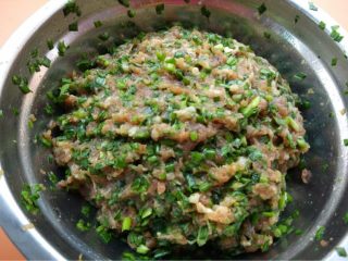 1、酥皮鲜肉月饼,如图将猪前腿肉用绞肉机绞碎，加入材料中3所有调味品搅拌均匀放冰箱冷藏备用