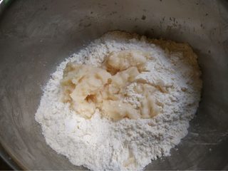 3、酥皮鲜肉月饼,如图再做油酥用材料2中食材和成柔软的面团