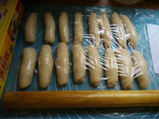 10、酥皮鲜肉月饼,如图将所有的做好再静置15分钟