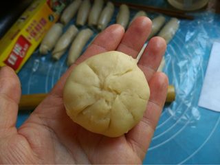 13、酥皮鲜肉月饼,如图将口捏紧，将肉饼轻轻按扁成月饼状，然后在中心用手指按压一下