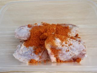 5、奥尔良烤鸡翅,倒入烤翅料