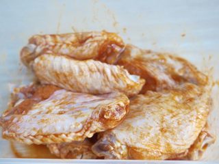 6、奥尔良烤鸡翅,加少许水拌匀封装