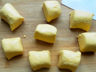 8、南瓜饼,分成大小均等的剂子。