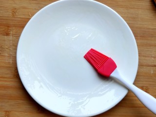 12、南瓜饼,盘子上刷油。