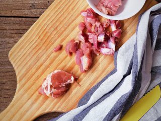 2、宫保鸡丁(无油 健康低脂),鸡腿肉去骨切成小块