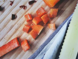 8、宫保鸡丁(无油 健康低脂),再横着切成丁