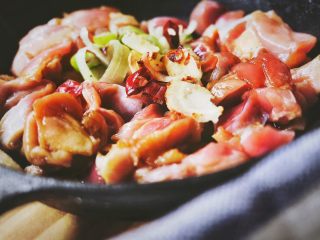 12、宫保鸡丁(无油 健康低脂),将葱 姜 辣椒碎放入锅中