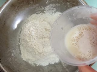 1、贝壳黑芝麻花卷,中粉、砂糖放入大盆里，酵母加温水融化后慢慢加入到中粉中