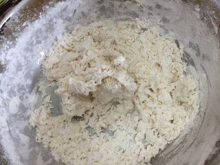2、贝壳黑芝麻花卷,用筷子搅成棉絮状，我大概加了125克温水