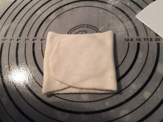 10、贝壳黑芝麻花卷,各取三分之一对折起来