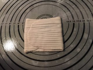 11、贝壳黑芝麻花卷,用塑料刮刀压出痕迹