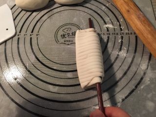 12、贝壳黑芝麻花卷,筷子从面坯的下面穿过