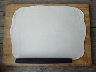 10、腐乳葱香饼,用擀面杖擀成长方形，厚度自己掌握，比饺子皮厚一点就可以。