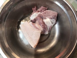 1、中式点心～四方饺子（不一样的饺子）,猪肉洗干净，我喜欢带点肥的，吃起来香，润不干柴