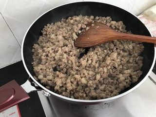 4、中式点心～四方饺子（不一样的饺子）,腌好的肉末放在锅里炒至变色