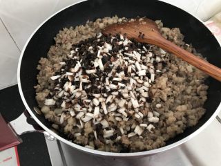 5、中式点心～四方饺子（不一样的饺子）,加入蘑菇木耳，炒至断生