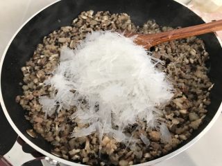 6、中式点心～四方饺子（不一样的饺子）,加入粉丝炒均匀就可以