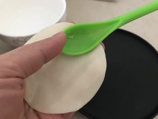 8、中式点心～四方饺子（不一样的饺子）,买个饺子皮因为都比较干，为了好包一些所以在饺子皮的周边用勺子轻轻抹上一点水