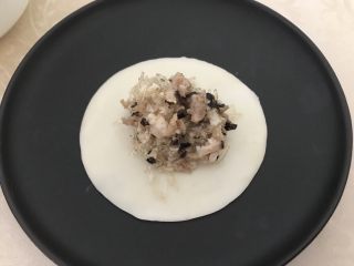 9、中式点心～四方饺子（不一样的饺子）,然后把肉馅放在饺子皮中间