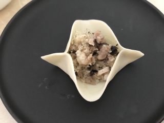 10、中式点心～四方饺子（不一样的饺子）,然后在饺子皮十字架线两端先捏合起来