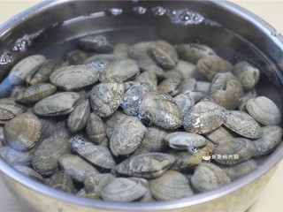 1、花蛤粥,花蛤提前半天放入清水中，水中放少许食盐，使其吐净泥沙。期间多换几次水。