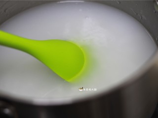 7、花蛤粥,煮白米粥（大米加水，大火烧开，中小火煮30分钟）。