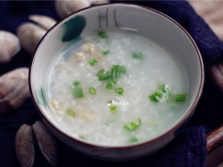 11、花蛤粥,盛入碗中，即可。