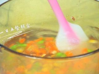 2、鸡肉蔬菜粥,锅中将水烧开，放入毛豆，胡萝卜，玉米粒，还有米。一个方向搅拌几下。煮开后转小火煮20分钟。