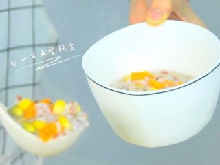 5、鸡肉蔬菜粥, 用筷子搅开，将它们快速烫熟，再有10分钟就可以出锅。