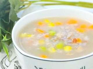 6、鸡肉蔬菜粥,可以直接吃，也可以加点盐调味。