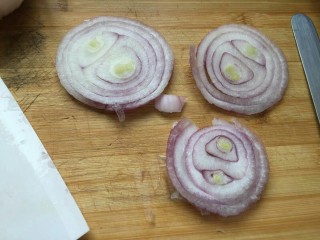 5、布里欧修黄油汉堡包????,洋葱切片，变成洋葱圈圈