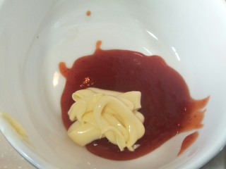 9、布里欧修黄油汉堡包????,调个秘制酱料1: 1甜辣酱＋沙拉酱