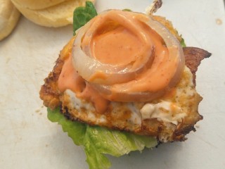 15、布里欧修黄油汉堡包????,配上洋葱圈加入秘制酱汁