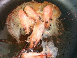 2、海鲜粥,我们用虾头熬点虾油过滤备用