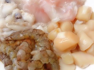 3、海鲜粥,锅里粥熬差不多我们在粥里加入一点盐、白胡椒粉、一点料酒，再加入自己喜欢的海鲜，我这边加入了虾、鲜贝丁、八爪鱼、巴沙鱼主要看自己的喜好????，粥要不停的搅拌哈，要不容易糊底