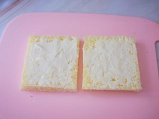 4、鸡蛋芝士爆浆吐司,凃抹均匀