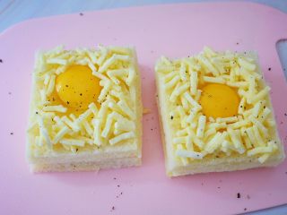 12、鸡蛋芝士爆浆吐司,撒上黑胡椒粉