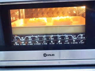 14、鸡蛋芝士爆浆吐司,放入预热好的东菱烤箱，上下火180度，中层烤20分钟