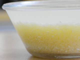 1、玫瑰松糕,大米浸泡一夜。