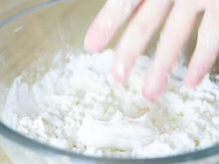 4、玫瑰松糕,用手捏能成团不松开，就可以了。如果不能捏成团，就少量再点水。如果水量过多，加一点粘米粉。