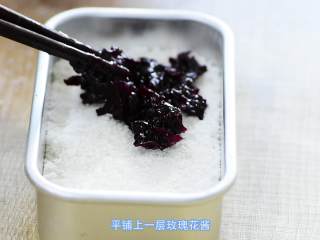 7、玫瑰松糕,铺一层玫瑰酱。也是轻轻的放入，铺平。玫瑰酱的制作方法请参考之前发的文章。