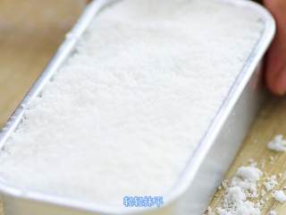 8、玫瑰松糕,放入剩下的粘米粉，轻轻用勺子抹平，不要压实，压实会影响口感。