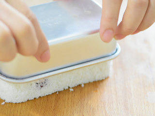 11、玫瑰松糕,取出晾凉，倒扣脱模，稍微凉一下，就可以很轻松的脱模。