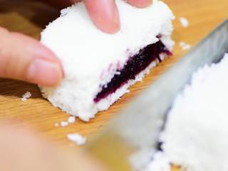 12、玫瑰松糕,切块，趁着温热，赶紧吃起来吧。