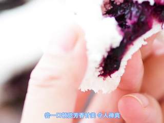 13、玫瑰松糕,没有入胭脂般的玫瑰清露，尝一口雪白的玫瑰松糕，也是芳香甘美，令人神爽。