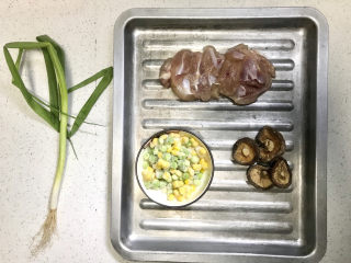 1、香菇滑鸡粥,所有用到的食材都在这里了，因为想在早餐喝到粥，所以要在前一晚就处理好食材，比如：腌制鸡腿肉、熬粥底。