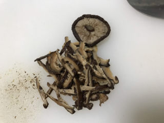16、香菇滑鸡粥,干香菇泡发洗净，切薄片或者细丝；