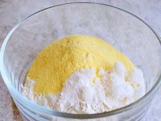 2、奶香玉米饼,面粉、玉米面、泡打粉、白糖放在一个容器中